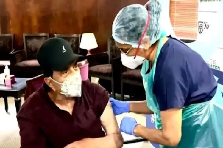 धर्मेंद्र ने लगवाया कोरोना का टीका, शेयर किया वीडियो