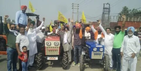 उत्तर प्रदेश से ट्रैक्टर लेकर रुद्रपुर पहुंचे किसान