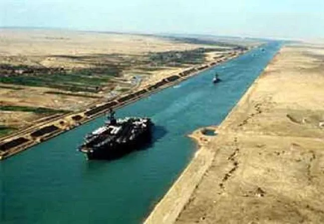 मिस्र की स्वेज नहर में पांचवें दिन भी फंसा रहा पोत, अमेरिका ने की मदद की पेशकश