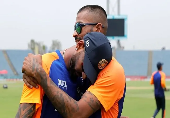 India vs England : मैच से पहले ड्रेसिंग रूम में पिता का बैग लेकर आये थे कृणाल पांड्या, वीडियो देखकर हो जाएंगे इमोशनल