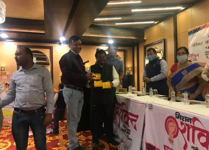 स्वास्थ्य सेवाओं के मामले में महाराजगंज का बेहतर प्रदर्शन, कई स्वास्थ्य कर्मियों को मिला सम्मान