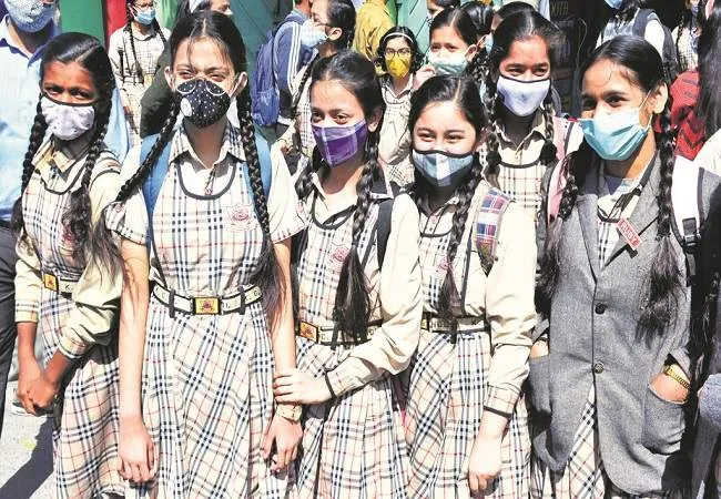 मुरादाबाद: स्कूल पहुंचे छात्र-छात्राओं का तिलक कर किया स्वागत