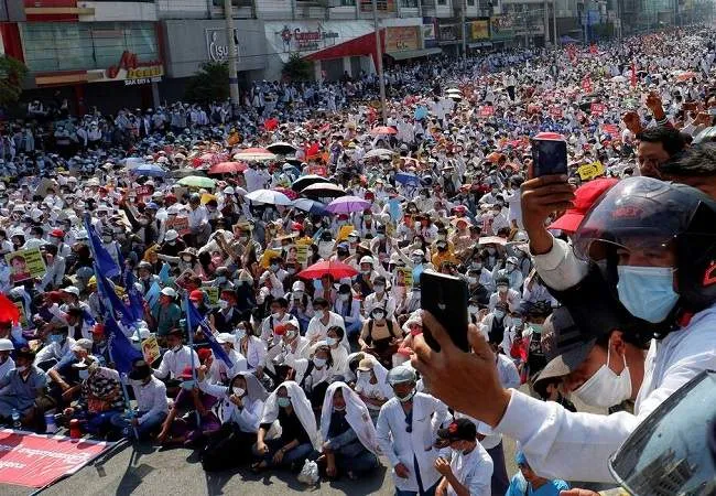 सैन्य तख्तापलट के खिलाफ म्यांमार में फिर सड़कों पर उतरे प्रदर्शनकारी, सुरक्षाबलों ने दागे आंसू गैस के गोले
