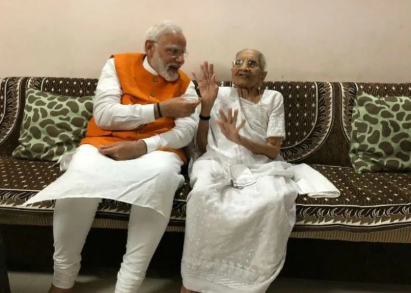 प्रधानमंत्री मोदी की मां हीरा बेन ने लगवाया कोरोना का टीका