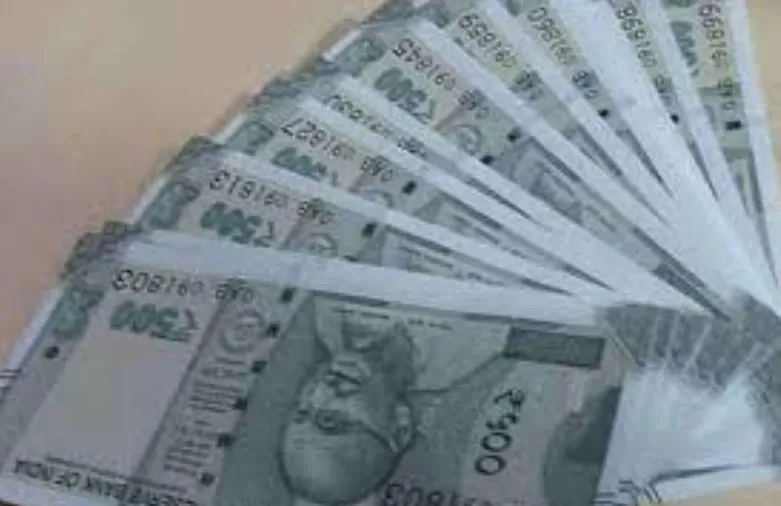 महराजगंज: नकली नोट से खरीद रहा था सब्जी, दुकानदार ने पकड़ा, पहुंचा दिया थाने