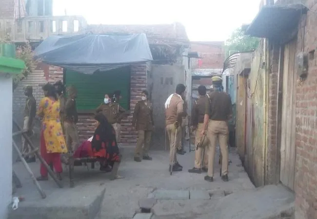 मुरादाबाद: आदर्श कालोनी में आबकारी टीम का छापा, शराब की भट्टियों को किया नष्ट