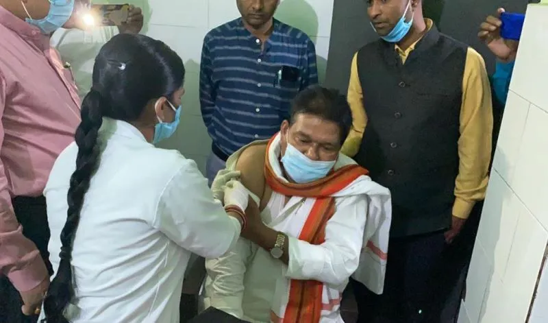 देवरिया: सलेमपुर सांसद ने लगवाया कोरोना का टीका