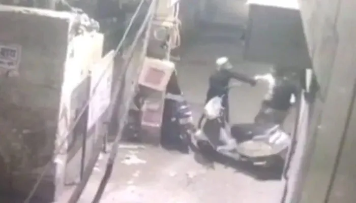दिल्ली में रोड रेज की घटना में दो युवकों की चाकू घोंपकर हत्या, CCTV में कैद हुई वारदात