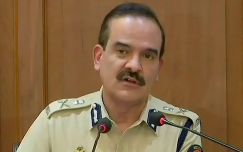 मुंबई के पूर्व पुलिस कमिश्नर सुप्रीम कोर्ट पहुंचे, महाराष्ट्र के गृहमंत्री के खिलाफ CBI जांच की मांग