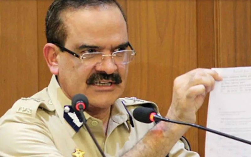 एंटीलिया केस: मुंबई पुलिस कमिश्नर परमबीर सिंह का तबादला