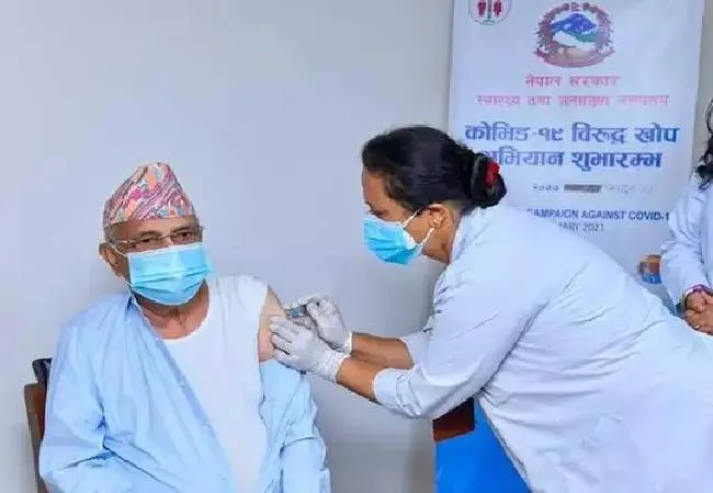 नेपाल के प्रधानमंत्री केपी शर्मा ओली ने ली कोरोना वैक्सीन की पहली डोज