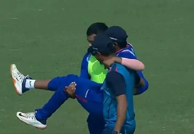 Vijay Hazare Trophy: फील्डिंग के दौरान घायल हुए पृथ्वी शॉ, गोद में उठा ले जाना पड़ा मैदान से बाहर