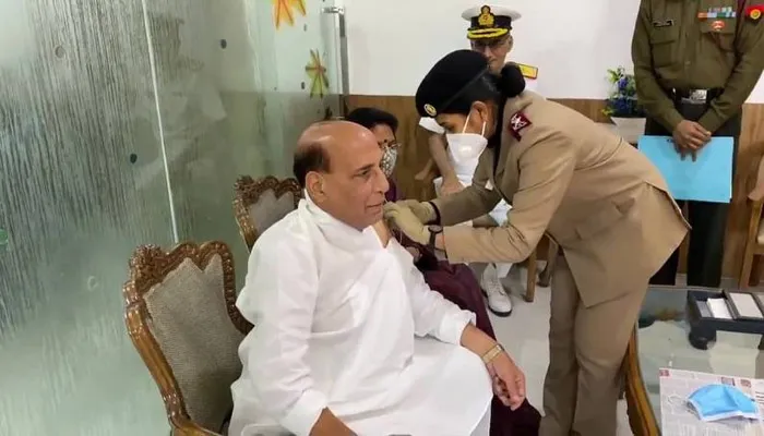राजनाथ ने लगवाई कोरोना वैक्सीन, ट्विटर पर लिखा- बस हो गया!