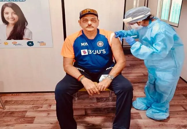 टीम इंडिया के कोच रवि शास्त्री ने लगवाई कोविड वैक्सीन की पहली डोज, ‘वैज्ञानिकों को कहा धन्यवाद’