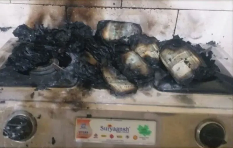 अरे ये क्या?…तहसीलदार ने लाखों रुपए गैस चूल्हे पर जला दिए, जानिए इसकी वजह