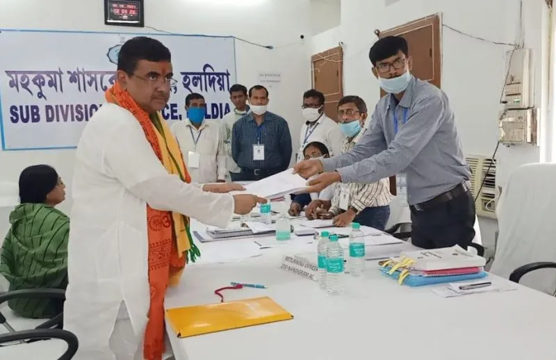 शुभेंदु अधिकारी ने नंदीग्राम से दाखिल किया नामांकन, ममता बनर्जी से होगा मुकाबला