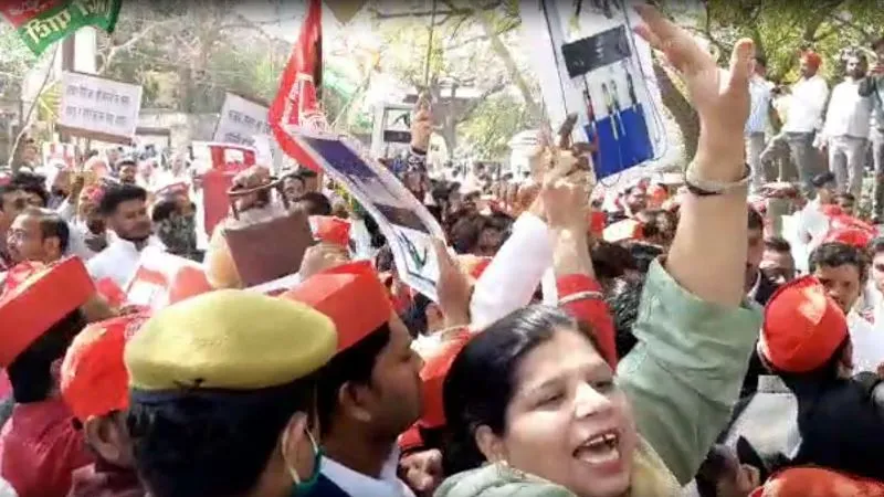 लखनऊ: तेल और रसोई गैस की बढ़ती कीमतों के विरोध में सपा का प्रदर्शन