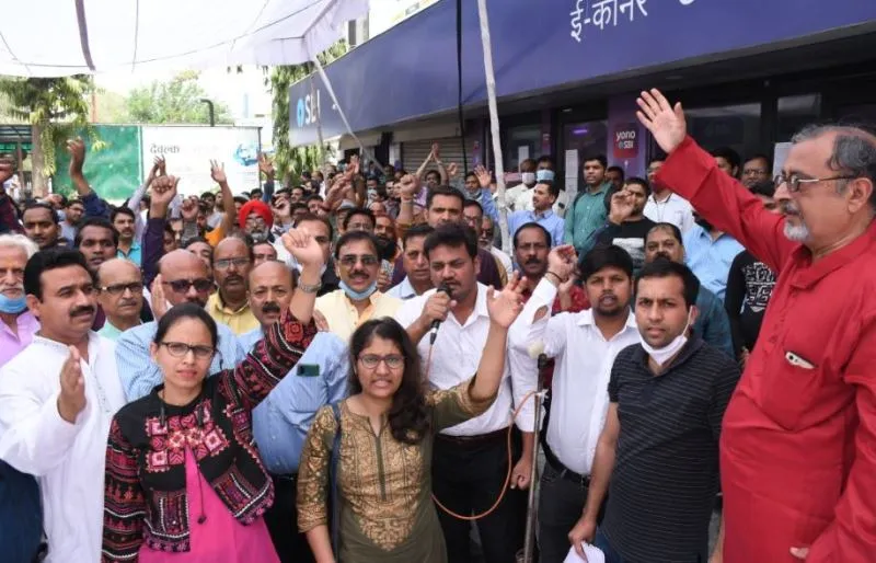 बरेली: बैंकों में हड़ताल, एटीएम हुए खाली, 500 करोड़ रुपये का लेन-देन प्रभावित