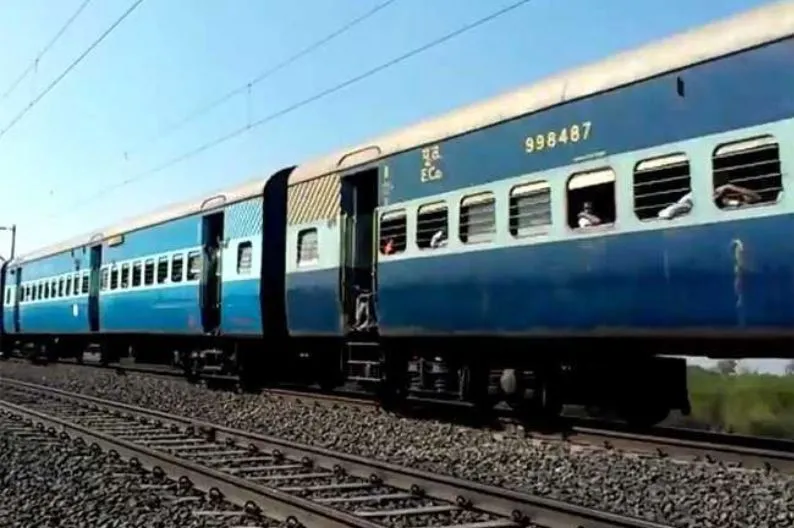 अब ट्रेनों में भी अपने पार्सल कर सकेंगे ट्रैक
