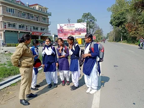 हल्द्वानी: छेड़छाड़ की घटनाओं पर रोक लगाने को स्कूल पहुंची पुलिस, सुनी छात्राओं की समस्या