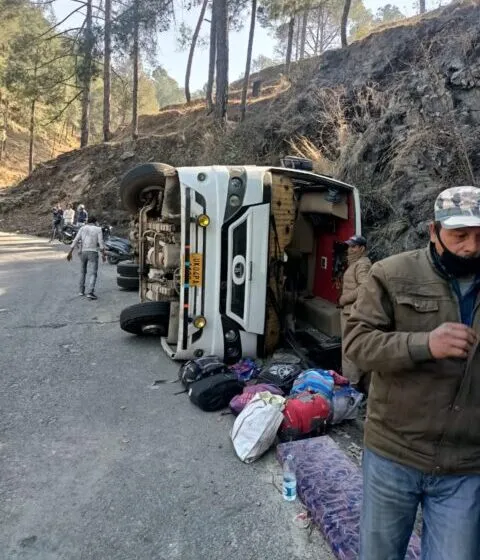 अल्मोड़ा: अल्मोड़ा-हल्द्वानी हाईवे पर केमू की बस पलटी, 16 घायल