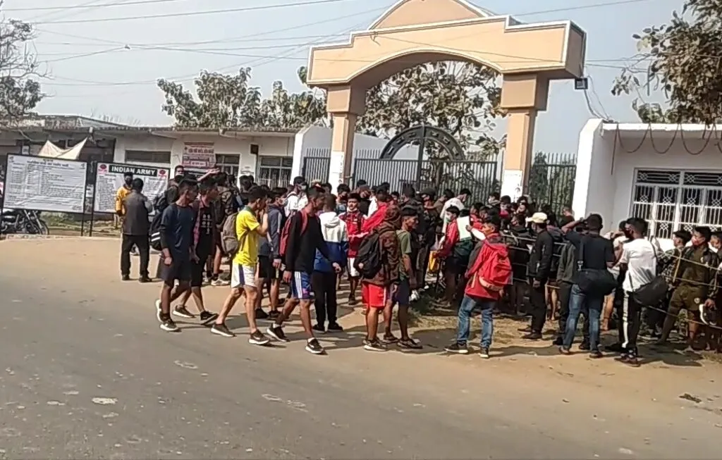 महाराजगंज: सेना भर्ती सेंटर पर नेपाली युवाओं ने मचाया आतंक, पुलिस ने भांजी लाठियां