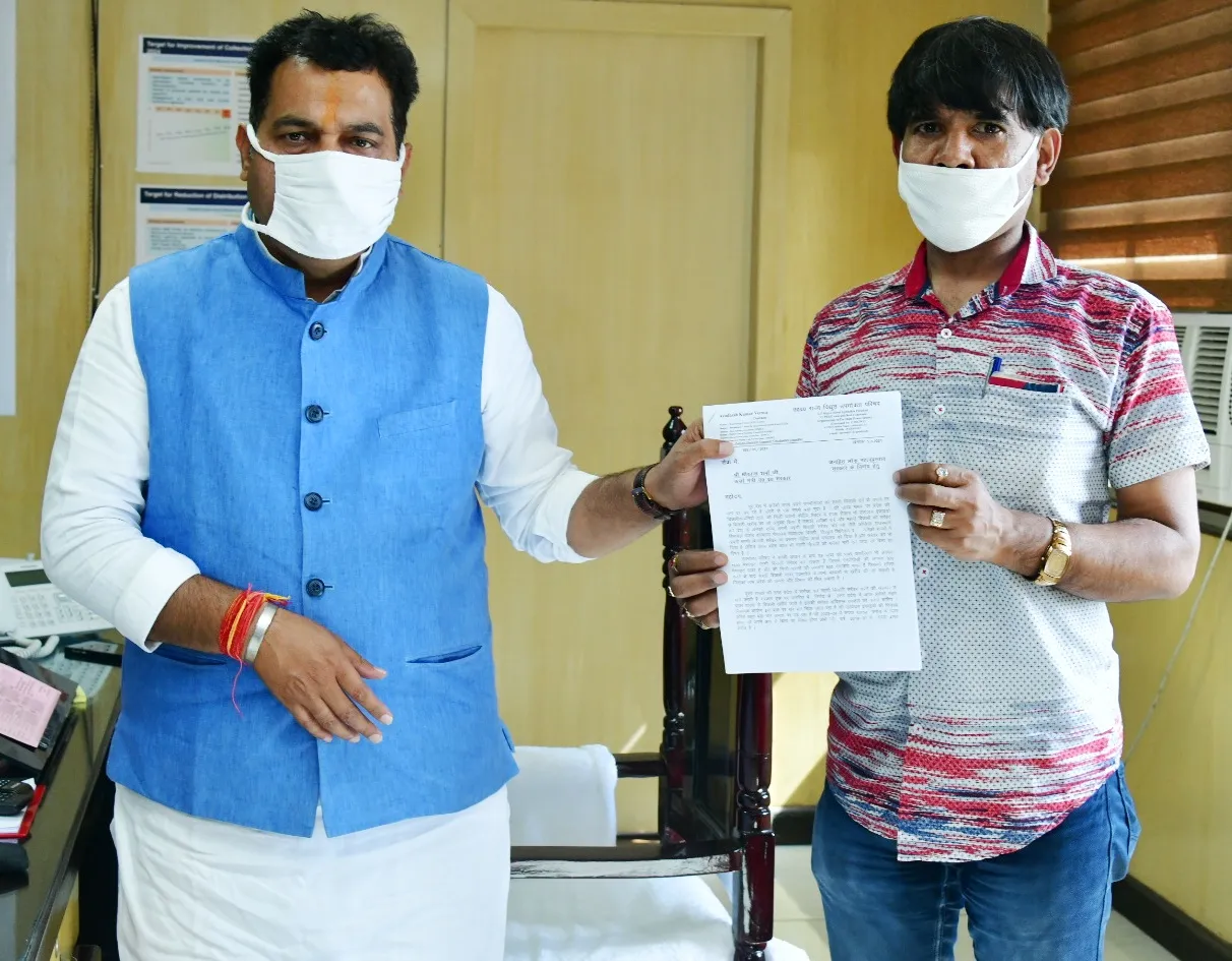 लखनऊ: उपभोक्ता परिषद ने मंहगी बिजली को लेकर मंत्री को सौंपा ज्ञापन