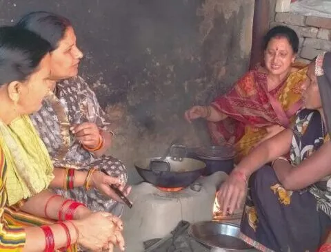 रुद्रपुर: चूल्हे पर खाना बनाकर किया गैस दाम में वृद्धि का विरोध 