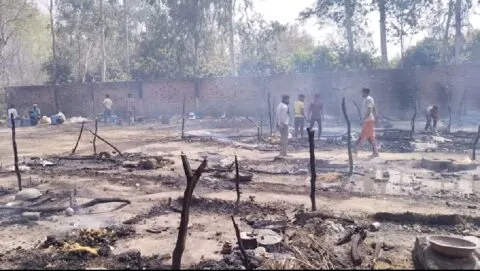हल्द्वानी: चंद मिनटों में खाक हुए गौला के किनारे बसे मजदूरों के आशियाने, 500 से ज्यादा बेघर
