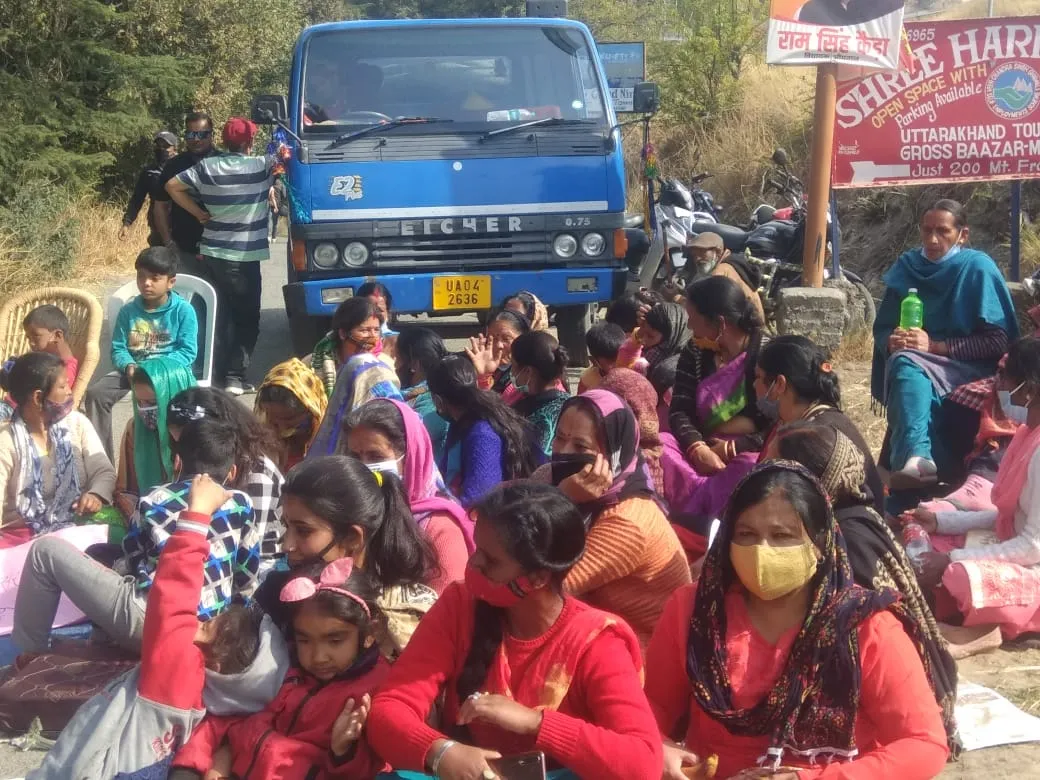 हल्द्वानी: पानी न आने से परेशान मुक्तेश्वर वासी, धरने पर बैठी मातृशक्ति