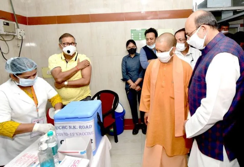 लखनऊ: मुख्यमंत्री योगी ने किया कोरोना टीकाकरण अभियान का औचक निरीक्षण