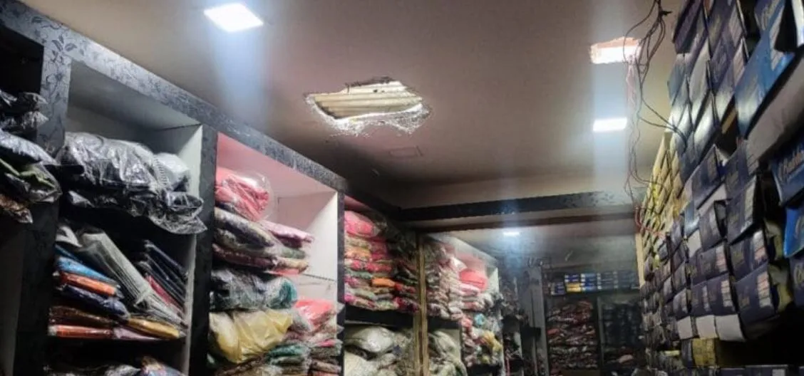 पुलिस चौकी से महज 500 मीटर दूर दो दुकानों पर चोरों ने किया हाथ साफ, सामान लेकर हुए गायब