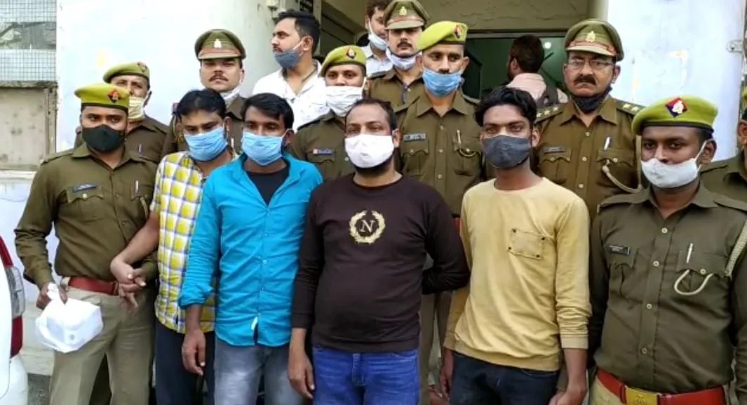लखनऊ: व्यापारियों को डरा-धमकाकर करते थे अवैध वसूली, चार गिरफ्तार