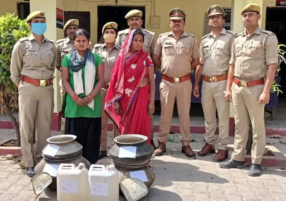 महराजगंज: अवैध शराब के साथ पुलिस ने किया दो महिलाओं को गिरफ्तार