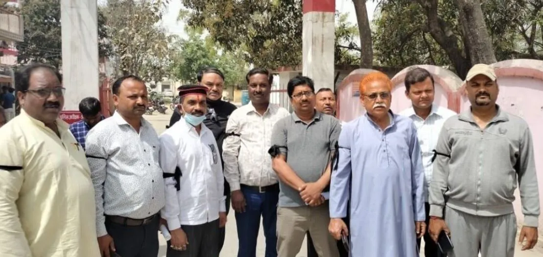 महराजगंज: नगर मे हो रही चोरियों से आहत व्यापारी सड़क पर उतरे, किया विरोध प्रदर्शन