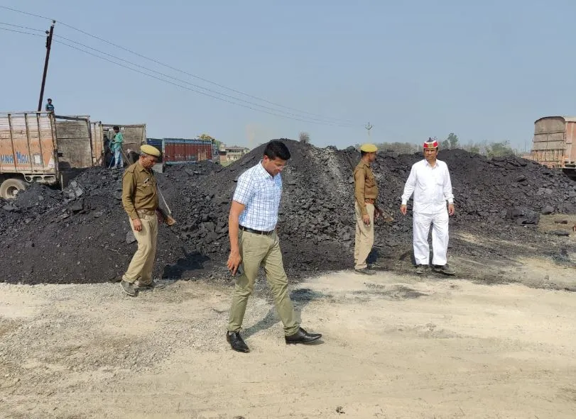 महाराजगंज: अवैध कोयला भण्डारण की जांच करने पहुंचे एसडीएम, 30 ट्रक कोयला गिरा मिला
