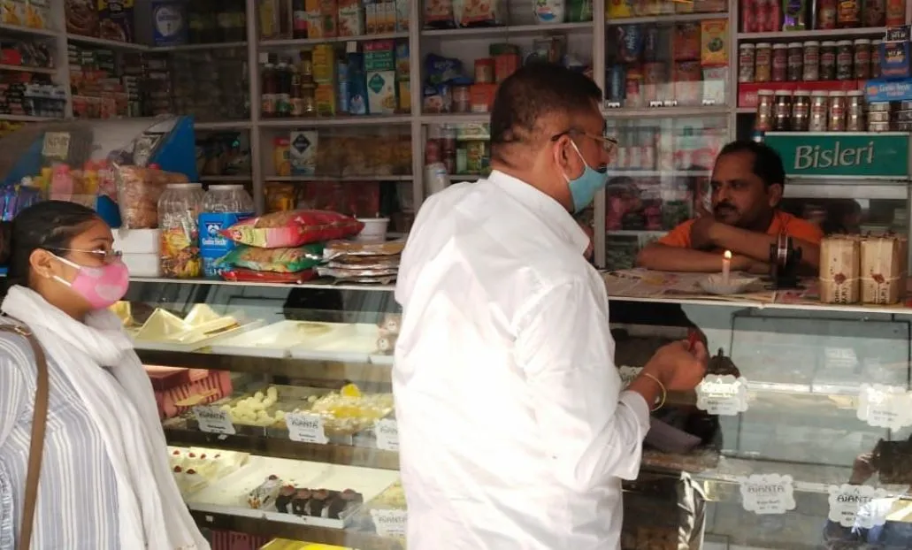 बरेली: मिठाई, किराना और खोया मंडी में छापेमारी, नौ नमूने भरे