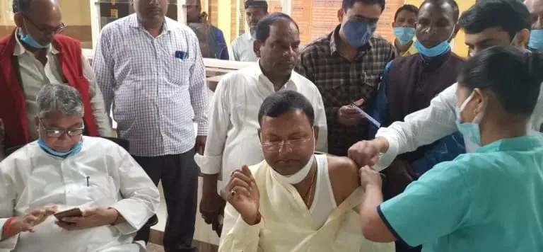 महाराजगंज: सांसद और विधायक को लगी कोविड वैक्सीन
