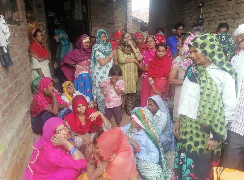 सैदनगली: मकान की छत डालने की हो रही थी तैयारी, मिट्टी का ढेर गिरने से दबे मजदूर, एक की मौत, दो घायल