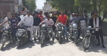 रुद्रपुर: बाइक को धकेल कर युवाओं ने किया प्रदर्शन