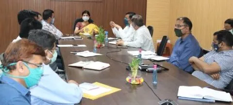 रुद्रपुर: कोरोना के बढ़ते मामलों के बीच डीएम ने ली समीक्षा बैठक