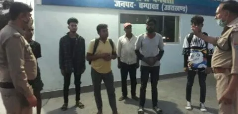बनबसा: बिना मास्क पहने भारत आने-जाने वालों के बॅाडर पर काटे चालान