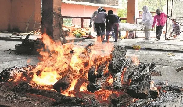मुरादाबाद: मां की चिता को मुखाग्नि देते बेटे ने उठाए व्यवस्था पर सवाल