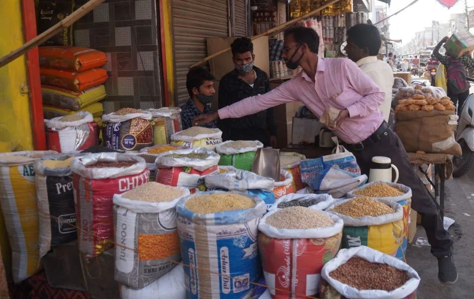 बरेली: लॉकडाउन का खौफ दिखा कालाबाजारी, कई गुना बढ़ाए दाम