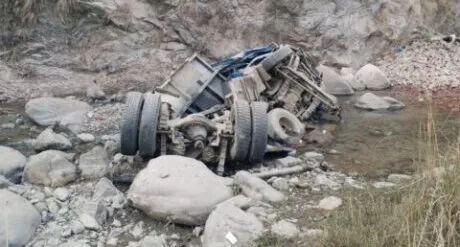 गरमपानी: रातीघाट के समीप नदी में ट्रक गिरने से चालक की मौके पर मौत