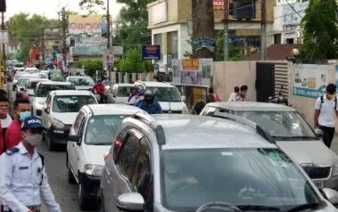 हल्द्वानी: प्रवासियों के लौटने से बड़ी भीड़, नैनीताल रोड पर लगा रहा घंटों जाम