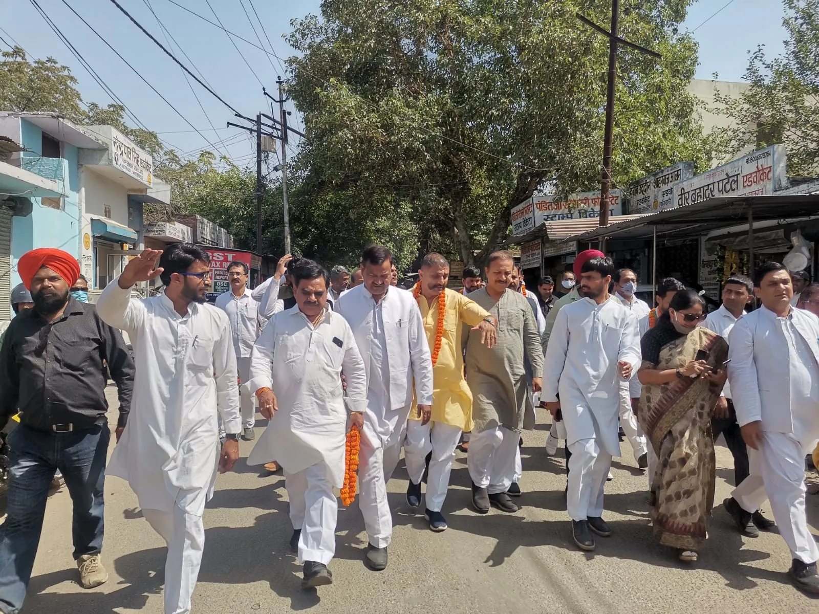 बरेली: पहले साधा भाजपा पर निशाना, फिर कराया नामांकन