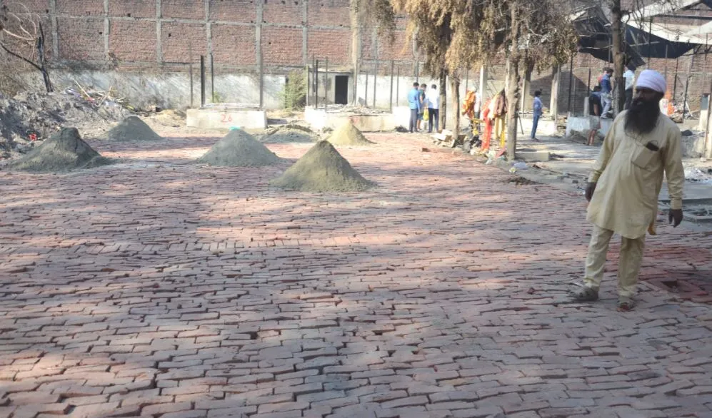 बरेली: जमीन पर न जलें चिताएं, इसलिए संजयनगर में ईंट-मिट्टी से बनाए अस्थायी चबूतरे