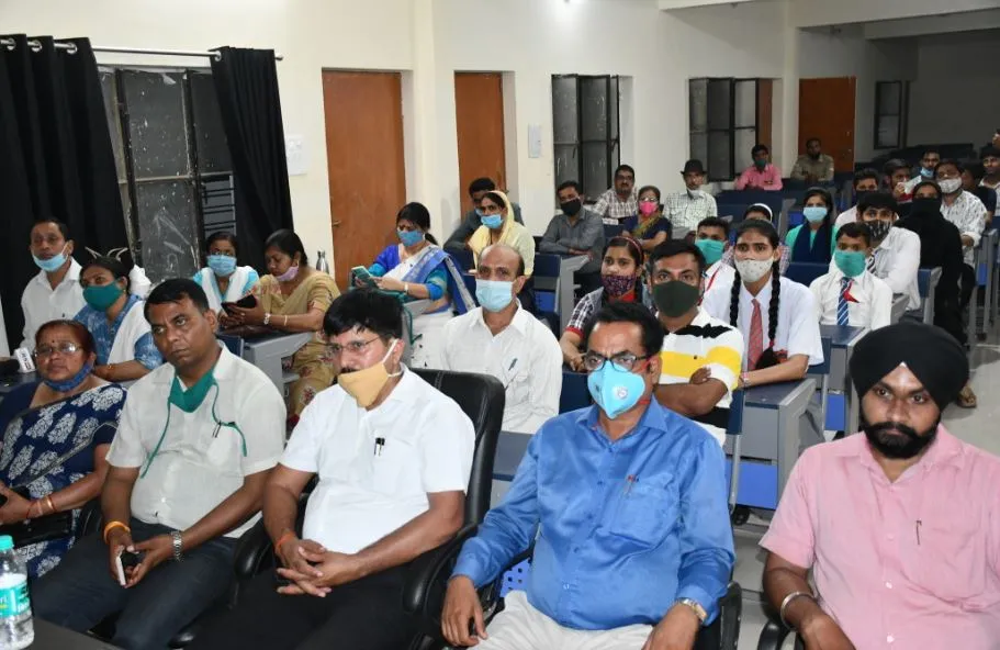 बरेली: प्रधानमंत्री से नहीं हो सकी बात तो निराश हुए छात्र