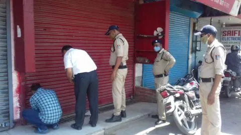 काशीपुर: कोविड कर्फ्यू में खुली मिलीं कपड़े की दुकानें, वसूला जुर्माना